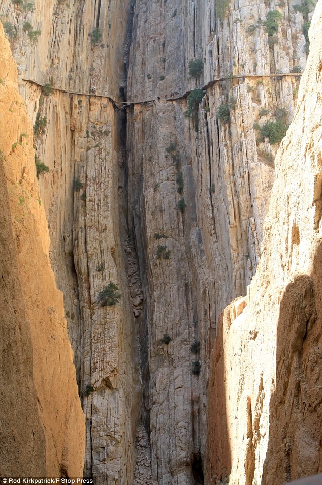 Đường El Caminito del Rey nằm cheo leo, uốn lược theo vách núi dựng đứng cách mặt đất hơn 100m