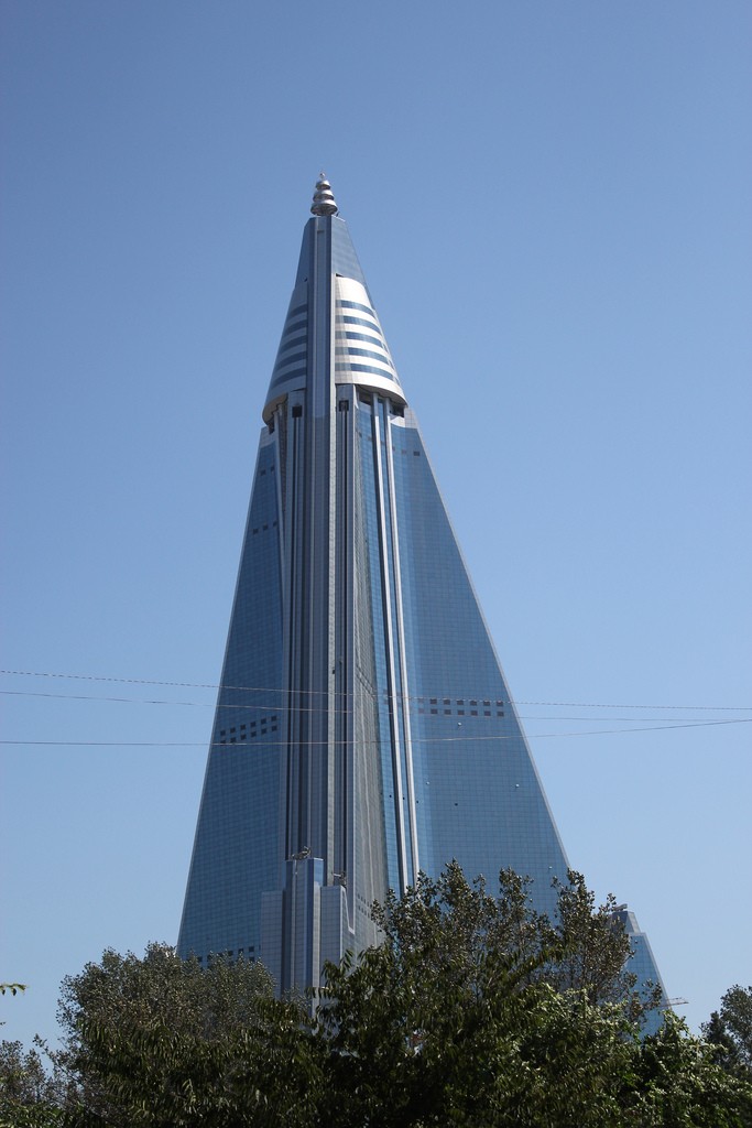 Ryugyong dự kiến sẽ mở cửa hoạt động vào đầu tháng 4/2012, trùng với dịp kỷ niệm 100 năm ngày sinh của người sáng lập nhà nước CHDCND Triều Tiên Kim Il Sung (15/4/1912)