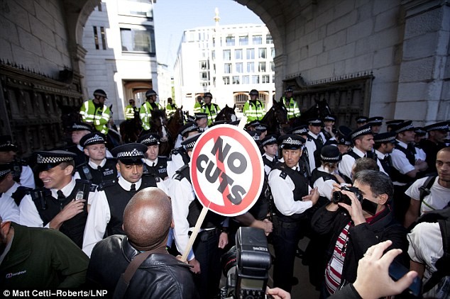 Cảnh sát London thiết lập hàng rào ngăn chặn người biểu tình thâm nhập vào quảng trường Mile, nơi có trung tâm chứng khoán của thành phố