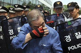 Ông Kim Du Woo đã bị truy tố vì nhận hàng trăm triệu won tiền hối hộ của một ngân hàng, Ảnh Reuters
