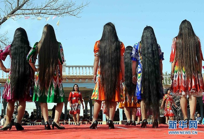 Những phụ nữ người Uyghur sống ở vùng Tân Cương, Trung Quốc có thói quen để tóc dài, tết lại thành bím gọn gàng và quấn quanh bím tóc bằng một chiếc khăn thêu rất nhiều hoa văn với vô số màu sắc.