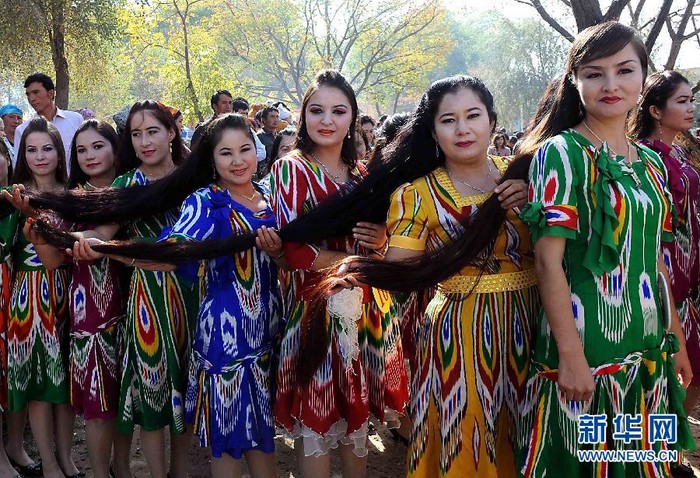 Phụ nữ Uyghur thường ưa thích mặc những trang phục và trang sức có màu đỏ, xanh hoặc trắng ngà.