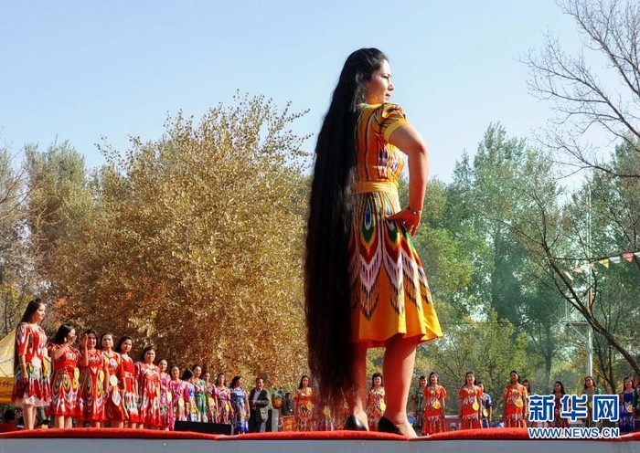 Về múa truyền thống, người Uyghur có những điệu nhảy vô cùng uyển chuyển, nhịp nhàng trên nền nhạc dân gian với lời ca diễn tả cảnh tha hương, cảnh đói nghèo, tình yêu con người...