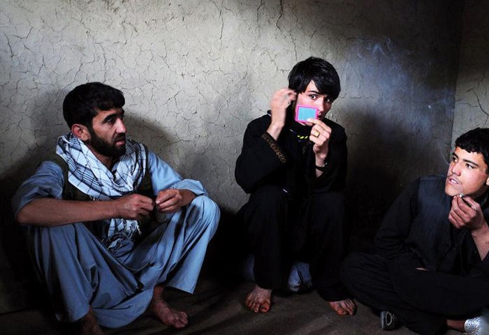 Shukur (21tuổi) đã bị bắt cóc đến Kunduz ở Afghanistan năm 12 tuổi và được đào tạo để trở thành một bacha bereesh. Năm năm sau, cậu bỏ trốn tới Kan Buer tự đi đi kiếm sống.
