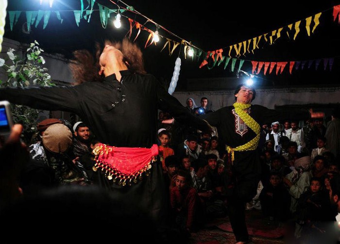 Shaharyar và Shukur trong một buổi khiêu vũ. Một cựu chỉ huy du kích địa phương thừa nhận: "Mọi người đều thích cậu bé nhảy hay nhất, đẹp trai nhất và cố gắng giành được người đó".