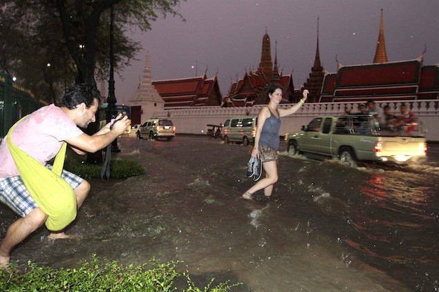 Nước ngập lụt trước cửa chùa Emerald Buddha