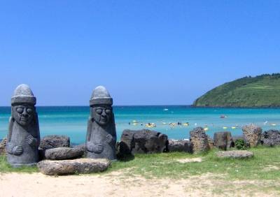 4, Đảo Jeju (Hàn Quốc) là hòn đảo lớn nhất ở Hàn Quốc với diện tích rộng 73 km, dài 41 km.