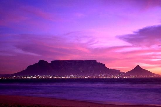 5. Núi Table (Nam Phi). Table Mountain (Núi Bàn) là biểu tượng của Nam Phi và nó là địa danh tự nhiên duy nhất trên hành tinh này có một chòm sao được đặt tên theo nó là Mensa, nghĩa là “bàn“.