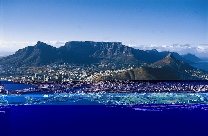 Núi Bàn tự hào là nơi chứa nhiều loài động thực vật quý hiếm có nguy cơ tuyệt chủng. Đây là danh thắng được biết đến nhiều nhất ở Cape Town - cửa ngõ vào Châu Phi, nhờ phần chóp bằng phẳng độc đáo của nó với độ cao 1.086 m so với mực nước biển.