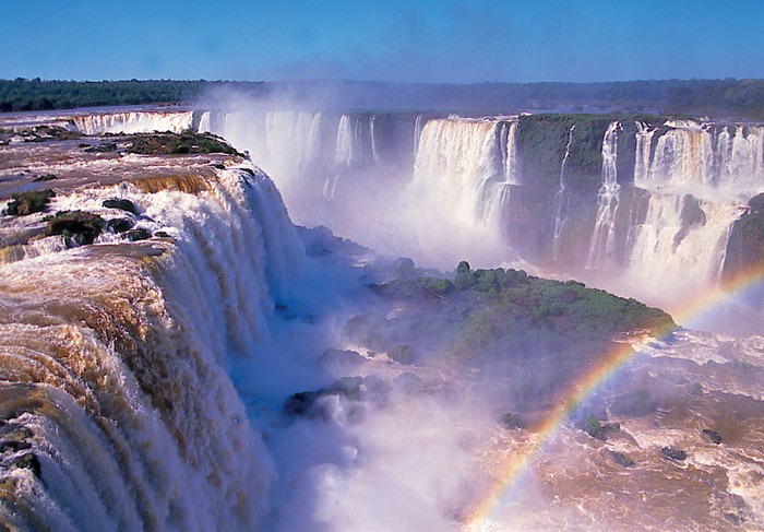 3. Thác Iguazu (Argentina). Thác Iguazu, bên Sông Iguazu, là một trong những thác nước lớn nhất thế giới. Thác có hình bán nguyệt rộng hơn 2.700 m (gần 2 dặm).