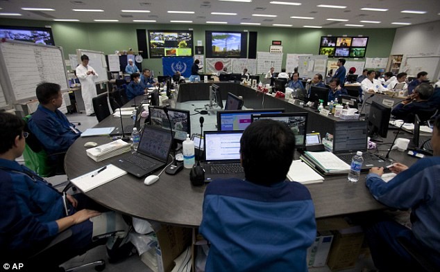 Công nhân làm việc tại trung tâm cứu hộ khẩn cấp ở nhà máy điện hạt nhân Fukushima 1
