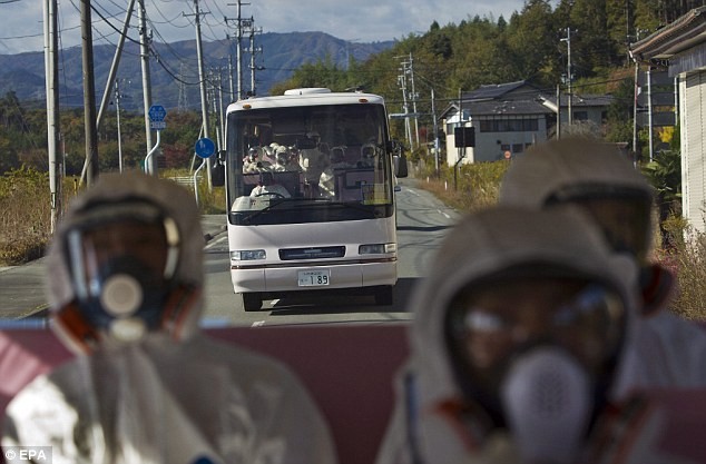 Đoàn xe chở các quan chức Nhật Bản cùng các nhà báo nước ngoài tới thăm quan nhà máy điện hạt nhân Fukushima