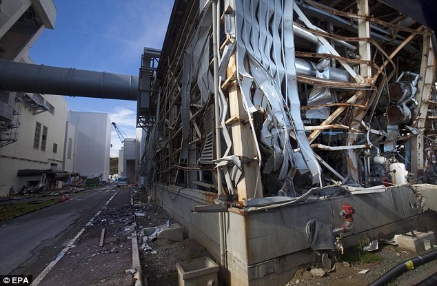 Bức tường thép của nhà máy điện hạt nhân Fukushima đã biến dạng vì sóng thần