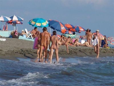 Một bãi tắm nude ở Albania.