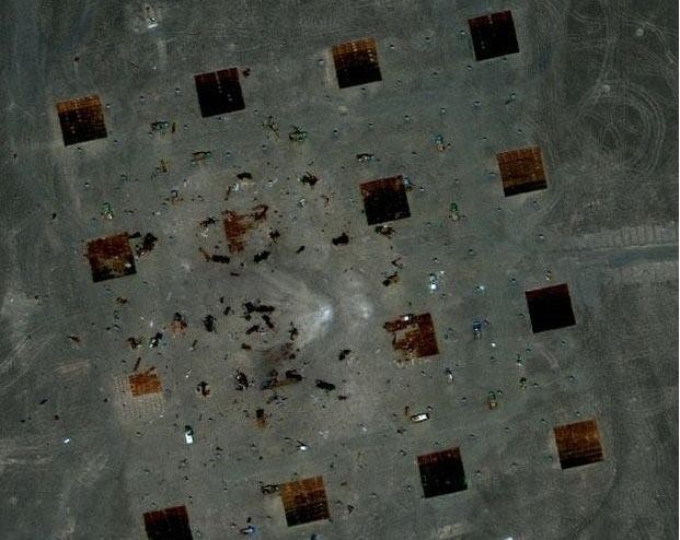 Google Map cho thấy một hình vuông khổng lồ được tạo lên từ những chiếc hố vuông hoặc những khối kim loại bị bao quanh bởi rất nhiều các mảnh vụn.