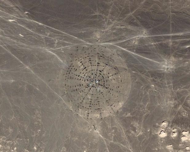 Cả cấu trúc này nằm trên biên giới của tỉnh Cam Túc và Tân Cương; cách khu trụ sở chính của chương trình nghiên cứu vũ trụ và phóng tàu vũ trụ Jiuquan của Trung Quốc khoảng 160 km. Google Maps cho thấy một cấu trúc có hình trong với vô số lỗ chạy vòng quanh.