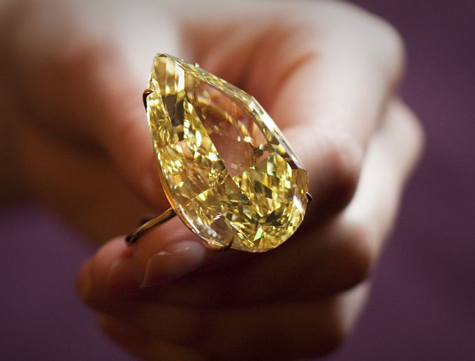 Viên kim cương này được mệnh danh là "Sun-Drop Diamond" nặng 110,03 carat và được coi là viên kim cương vàng lớn và đẹp nhất thế giới.