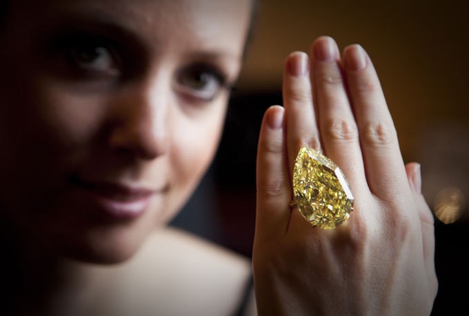 Viên kim cương vàng này được tìm thấy ở Nam Phi vào năm ngoái và sau đó được cắt và đánh bóng tại New York.