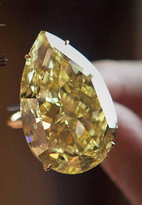 Cũng vào thời điểm này năm ngoái, một viên kim cương hồng quý giá cũng đã được bán với mức giá kỷ lục thế giới và kỷ lục bán đấu giá của Sotheby's với giá 29 triệu bảng Anh.