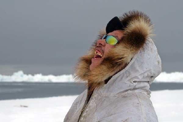 Nụ cười chiến thắng của một thợ săn Eskimo