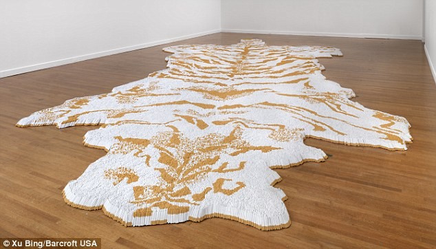 Tấm thảm da hổ được làm từ 500.000 điếu thuốc lá