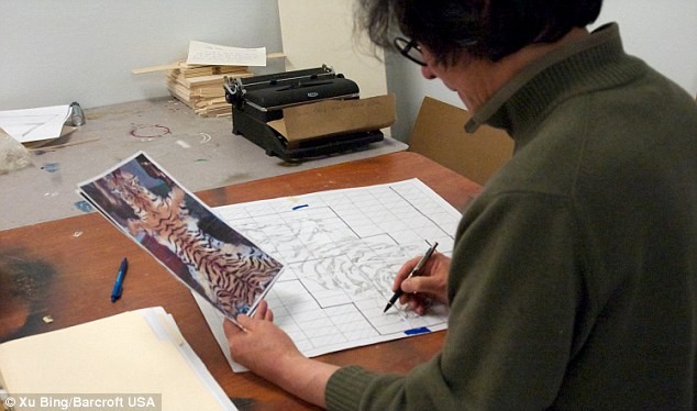 Nghệ sĩ Xu Bing phác thảo trước tấm thảm da hổ ông định làm