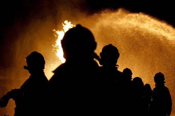 Các nhân viên cứu hỏa Israel nỗ lực dập lửa tại hiện trường cuộc đụng độ.