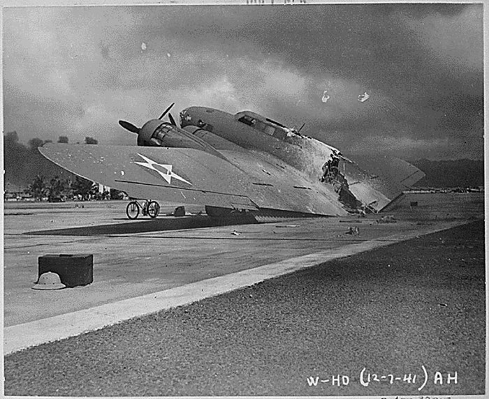 Một chiếc B-17C vỡ nát đang cháy ở gần Hangar số 5, Hickam Field sau cuộc tấn công của Nhật Bản vào Trân Châu Cảng