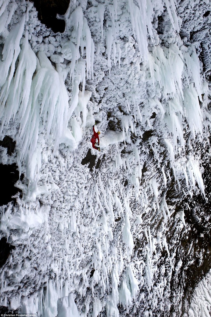 Theo Gadd, ông đã phải dùng tới toàn bộ sức mạnh của mình để vượt qua đoạn thác dài 6m đầy nhũ băng nhọn hoắt này.
