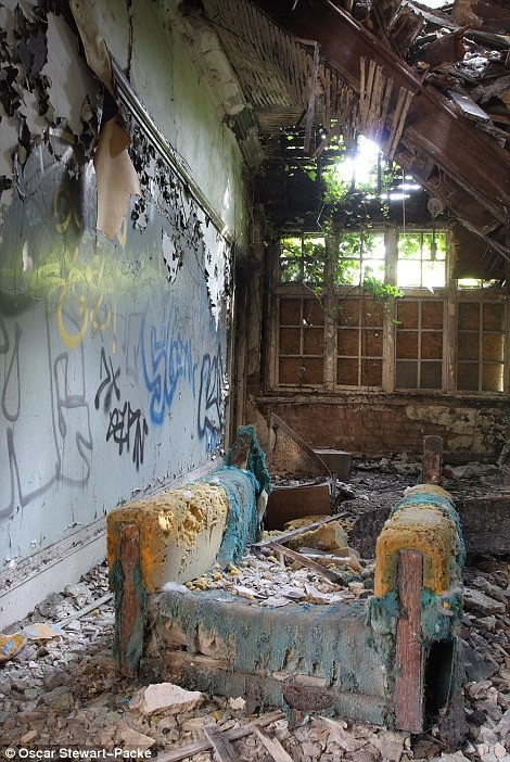 Một chiếc ghế mục nát trong căn nhà hoang tại London