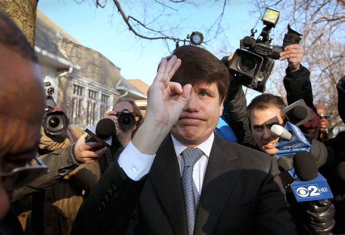 Cựu thống đốc bang Illinois Rod Blagojevich rời nhà tới tòa án Chicago hôm 12/12, nơi ông bị kết án 14 năm tù giam về tội tham nhũng công khai bao gồm việc cố gắng bán ghế thượng nghị sĩ của Barack Obama cho người trả giá cao nhất.