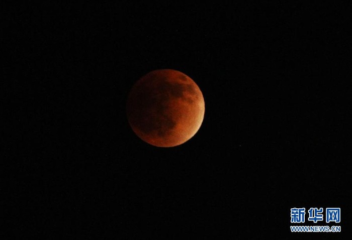 22h10 tại Bắc Kinh mặt trăng đỏ như máu