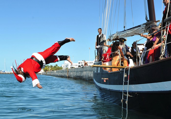 Klaus Chroszielewski, ăn mặc như Santa Claus, chuẩn bị nhảy xuống nước trong lễ hội Paradise festival hôm 3/12/2011 tại Florida.