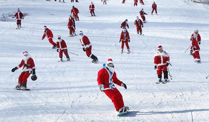 Khoảng 200 ông già Noel đã tham gia cuộc thi trượt tuyết tại Newry, Maine, ngày 4/12/2011