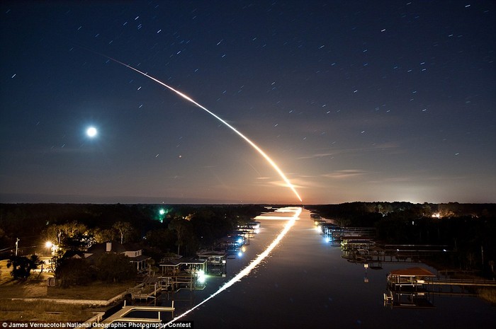 Cảnh tàu vũ trụ Endeavour lao vút lên bầu trời từ bệ phóng ở Florida của tác giả James Vernacotola