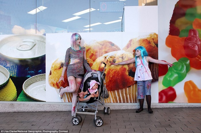 Bức ảnh mang tự đề "Zombies" của Lisa Clarke chụp ở Brisbane, Queensland trong dịp Halloween đã giành giải nhất ở chủ đề "Con người".