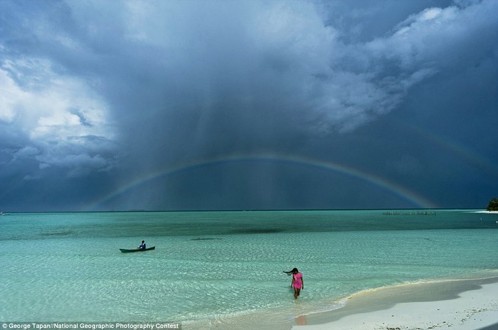 Tác phẩm "Into the Green Zone" của tác giả George Tapan chụp cảnh cầu vồng sau cơn mưa tại quần đảo Palawan, Philippines.