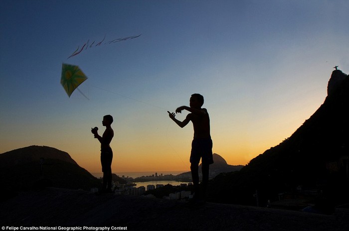 Hình ảnh những cánh diều chao lượn lúc hoàng hôn này được chụp bởi nhiếp ảnh gia Felipe Carvalho tại khu ổ chuột Santa Marta ở Rio de Janeiro