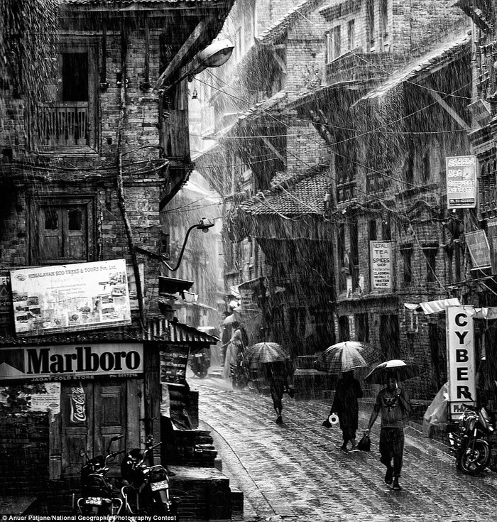 Cảnh mưa xối xả trên một khu phố cổ tại Bhaktapur, Nepal của tác giả Cyber Monsoon