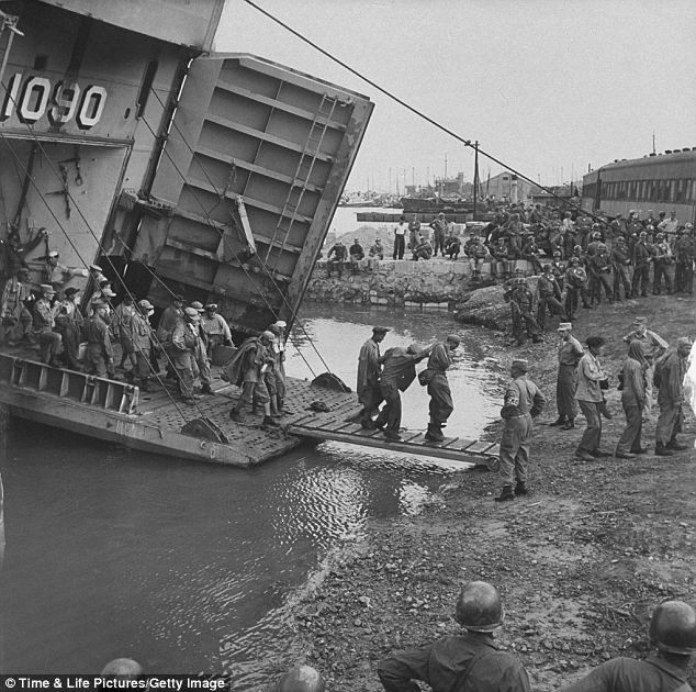 Tham gia cuộc chiến tranh liên Triều 1950-1953, 137.899 người Hàn Quốc đã thiệt mạng. Trong khi đó, các đồng minh của Hàn Quốc cũng đã gánh tổn thất không nhỏ như: 36.516 lính Mỹ chết, Anh mất 1.109 người, Thổ Nhĩ Kỳ mất 721 binh sĩ và Canada mất 516 binh sĩ.