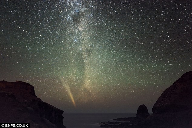 Sao chổi Comet Lovejoy băng qua bầu trời đầu sao ở Cape Schanck, Victoria, nam Úc