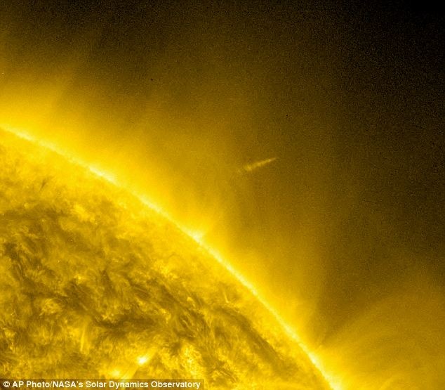 Comet Lovejoy băng qua mặt trời