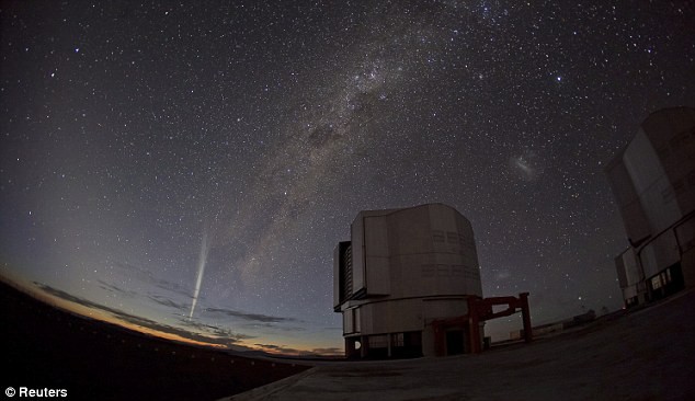Comet Lovejoy được nhìn thấy trên Đài quan sát Nam Âu ở Cerro Paranal, ở phía bắc sa mạc Atacama của Chile