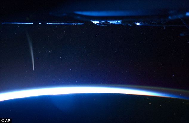 Comet Lovejoy có thể nhìn thấy gần đường chân trời của trái đất trong bức ảnh chụp ban đêm của Dan Burbank