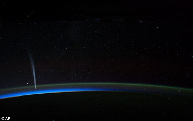 Comet Lovejoy có thể nhìn thấy gần đường chân trời của trái đất trong bức ảnh chụp ban đêm của Dan Burbank