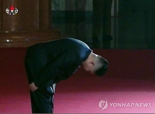 Đại tướng Kim Jong Un viếng Chủ tịch Kim tại lăng Kumsusan hôm 27/12. Ảnh Yonhap