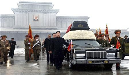 Đại tướng Kim Jong Un đứng trước chiếc xe tang chở linh cữu của Chủ tịch Kim Jong Il trong tang lễ ngày 28/12 tại quảng trường Kim Il Sung