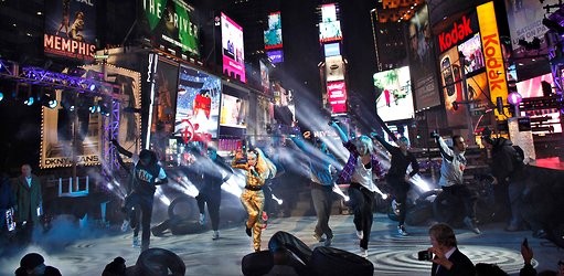 nữ ca sĩ Lady Gaga biểu diễn tại sân khấu ở quảng trường Thời đại trước đêm Giao thừa
