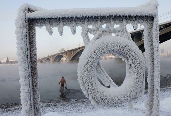 Một thành viên câu lạc bộ bơi lội mùa đông chuẩn bị bơi trên sông Yenisei, ở Krasnoyarsk, Nga trong làn nước lạnh -20 độ C. Ảnh Ilya Naymushin.