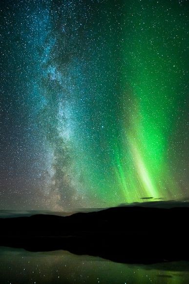 Ngân Hà được chiếu sáng bởi cực quang tại Finnmark, Na Uy. Ảnh Tommy Eliassen